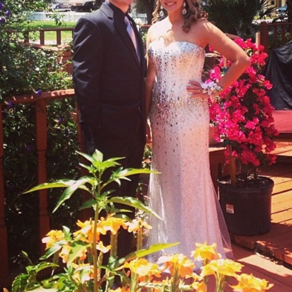 Prom dress. - Picture 4 of 4